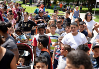 August 8, 2019 - El Picnic Comunitario de la Senadora Estatal Christine Tartaglione fue un gran éxito entre los niños y sus familias que se reunieron hoy en Fairhill Square Park para deleitarse con música gratuita, perros calientes, pretzels suaves, hielo de agua, pintura de caras y el popular regalo de mochilas de regreso a la escuela de la senadora. Cientos de jóvenes se marcharon con mochilas nuevas al hombro y sonrisas en la cara.