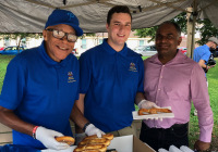 August 8, 2019 - El Picnic Comunitario de la Senadora Estatal Christine Tartaglione fue un gran éxito entre los niños y sus familias que se reunieron hoy en Fairhill Square Park para deleitarse con música gratuita, perros calientes, pretzels suaves, hielo de agua, pintura de caras y el popular regalo de mochilas de regreso a la escuela de la senadora. Cientos de jóvenes se marcharon con mochilas nuevas al hombro y sonrisas en la cara.