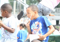 16 de agosto de 2019 - La senadora estatal Christine Tartaglione entregó mochilas gratuitas y suministros para el regreso a la escuela a más de 400 niños agradecidos en el Centro de Recreación Lawncrest ayer cuando organizó un Picnic Comunitario en el bullicioso patio de recreo del vecindario por primera vez en los 15 años de historia de su serie de eventos de finales de verano.