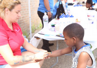 16 de agosto de 2019 - La senadora estatal Christine Tartaglione entregó mochilas gratuitas y suministros para el regreso a la escuela a más de 400 niños agradecidos en el Centro de Recreación Lawncrest ayer cuando organizó un Picnic Comunitario en el bullicioso patio de recreo del vecindario por primera vez en los 15 años de historia de su serie de eventos de finales de verano.