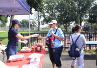 16 de agosto de 2019 - La senadora estatal Christine Tartaglione entregó mochilas gratuitas y suministros para el regreso a la escuela a más de 400 niños agradecidos en el Centro de Recreación Lawncrest ayer cuando organizó un Picnic Comunitario en el bullicioso patio de recreo del vecindario por primera vez en los 15 años de historia de su serie de eventos de finales de verano.