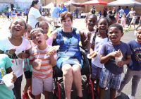 16 de agosto de 2019 - La senadora estatal Christine Tartaglione entregó mochilas gratuitas y suministros para el regreso a la escuela a más de 400 niños agradecidos en el Centro de Recreación Lawncrest ayer cuando organizó un Picnic Comunitario en el bullicioso patio de recreo del vecindario por primera vez en los 15 años de historia de su serie de eventos de finales de verano.