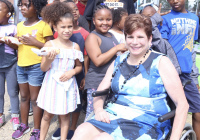 16 de agosto de 2019 - La senadora estatal Christine Tartaglione entregó mochilas gratuitas y suministros para el regreso a la escuela a más de 400 niños agradecidos en el Centro de Recreación Lawncrest ayer cuando organizó un Picnic Comunitario en el bullicioso patio de recreo del vecindario por primera vez en los 15 años de historia de su serie de eventos de finales de verano.