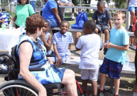 16 de agosto de 2019 - La senadora estatal Christine Tartaglione entregó mochilas gratuitas y suministros para el regreso a la escuela a más de 400 niños agradecidos en el Centro de Recreación Lawncrest ayer cuando organizó un Picnic Comunitario en el bullicioso patio de recreo del vecindario por primera vez en los 15 años de historia de su serie de eventos de finales de verano.