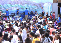 16 de agosto de 2019 - La senadora estatal Christine Tartaglione entregó mochilas gratuitas y suministros para el regreso a la escuela a más de 400 niños agradecidos en el Centro de Recreación Lawncrest ayer cuando organizó un Picnic Comunitario en el bullicioso patio de recreo del vecindario por primera vez en los 15 años de historia de su serie de eventos de finales de verano.