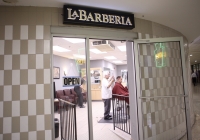 23 de mayo de 2019 - Como parte de un Día de Acción "RealJobs RealPay" en todo el estado, el senador Tartaglione visitó La Barberia en Suburban Station y destacó los beneficios de aumentar el salario mínimo.
