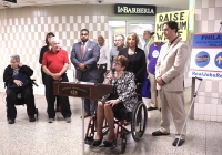 23 de mayo de 2019 - Como parte de un Día de Acción "RealJobs RealPay" en todo el estado, el senador Tartaglione visitó La Barberia en Suburban Station y destacó los beneficios de aumentar el salario mínimo.