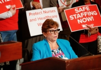 14 de junio de 2022: El senador Tartaglione asiste a una concentración de personal de enfermería seguro organizada por PASNAP en Harrisburg.