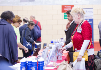 3 de octubre de 2019: Cientos de personas mayores del área noreste de Filadelfia y sus cuidadores se unieron hoy a la senadora estatal Christine M. Tartaglione para su Senior Expo, ya que trajo la serie de eventos anuales al Lawncrest Recreation Center por primera vez en sus más de 20 años de historia. Los impacientes asistentes recogieron valiosa información de más de 50 vendedores sobre temas que iban desde la atención sanitaria a los servicios financieros y la prevención de la delincuencia.