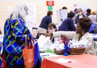 3 de octubre de 2019: Cientos de personas mayores del área noreste de Filadelfia y sus cuidadores se unieron hoy a la senadora estatal Christine M. Tartaglione para su Senior Expo, ya que trajo la serie de eventos anuales al Lawncrest Recreation Center por primera vez en sus más de 20 años de historia. Los impacientes asistentes recogieron valiosa información de más de 50 vendedores sobre temas que iban desde la atención sanitaria a los servicios financieros y la prevención de la delincuencia.