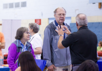 3 de octubre de 2019: Cientos de personas mayores del área noreste de Filadelfia y sus cuidadores se unieron hoy a la senadora estatal Christine M. Tartaglione para su Senior Expo, ya que trajo la serie de eventos anuales al Lawncrest Recreation Center por primera vez en sus más de 20 años de historia. Los impacientes asistentes recogieron valiosa información de más de 50 vendedores sobre temas que iban desde la atención sanitaria a los servicios financieros y la prevención de la delincuencia.