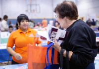 3 de octubre de 2019: Cientos de personas mayores del área noreste de Filadelfia y sus cuidadores se unieron hoy a la senadora estatal Christine M. Tartaglione para su Senior Expo, ya que trajo la serie de eventos anuales al Lawncrest Recreation Center por primera vez en sus más de 20 años de historia. Los impacientes asistentes recogieron valiosa información de más de 50 vendedores sobre temas que iban desde la atención sanitaria a los servicios financieros y la prevención de la delincuencia.