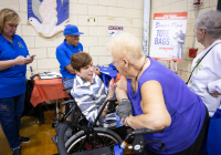 3 de octubre de 2019: Cientos de personas mayores del área noreste de Filadelfia y sus cuidadores se unieron hoy a la senadora estatal Christine M. Tartaglione para su Senior Expo, ya que trajo la serie de eventos anuales al Lawncrest Recreation Center por primera vez en sus más de 20 años de historia. Los impacientes asistentes recogieron valiosa información de más de 50 vendedores sobre temas que iban desde la atención sanitaria a los servicios financieros y la prevención de la delincuencia.