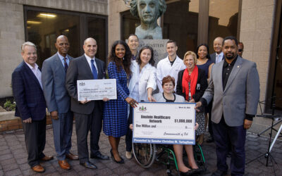 El senador Tartaglione entrega un cheque simulado de un millón de dólares a los dirigentes del Einstein Medical Center de Filadelfia